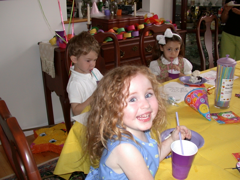 thirdbday05.jpg 
800 x 600 JPEG-compressed image 
(373,360 bytes)