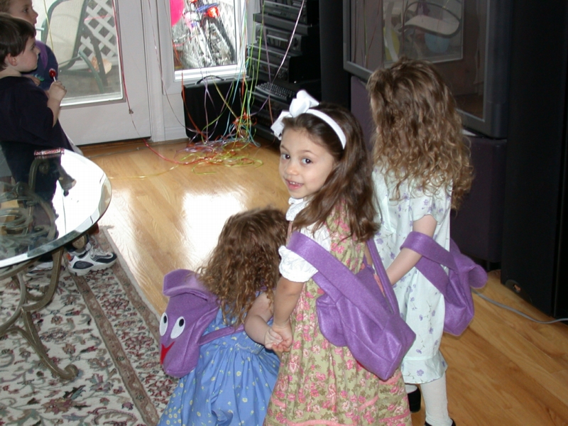thirdbday14.jpg 
800 x 600 JPEG-compressed image 
(391,888 bytes)
