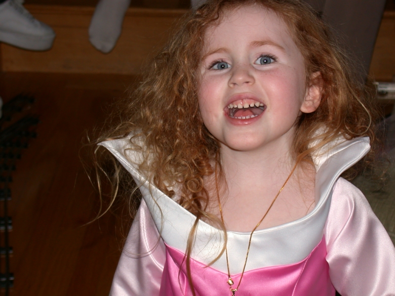 fourthbday12.jpg 
800 x 600 JPEG-compressed image 
(319,774 bytes)